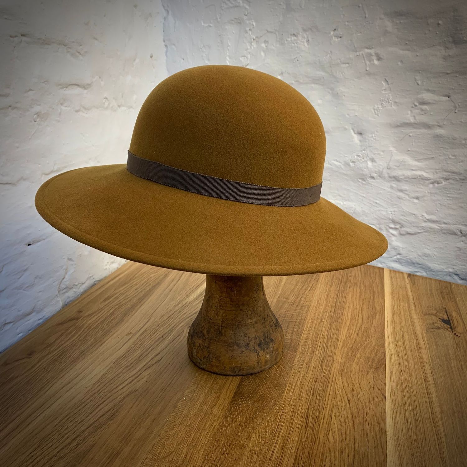 1920 CAPELINE Cashmere