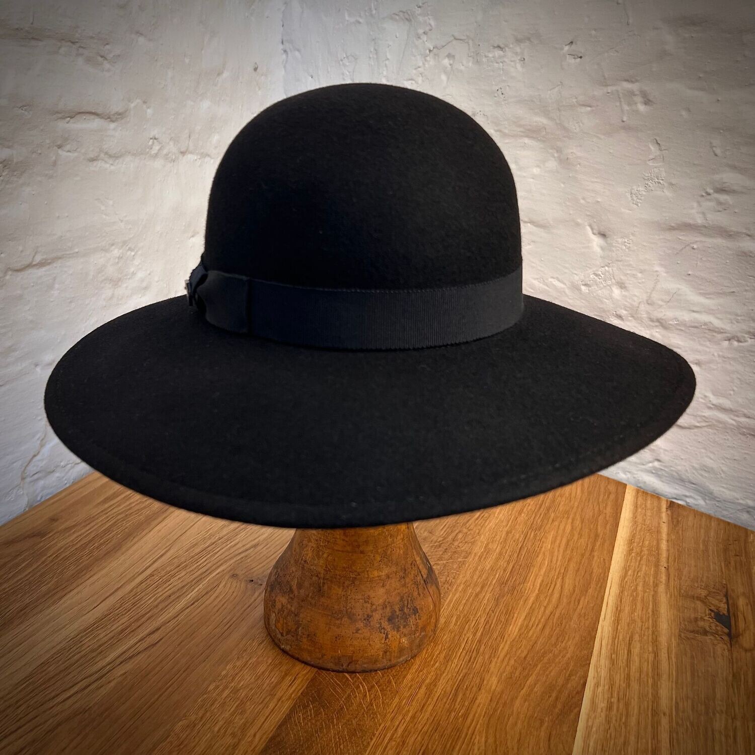 1920 CAPELINE Schwarz