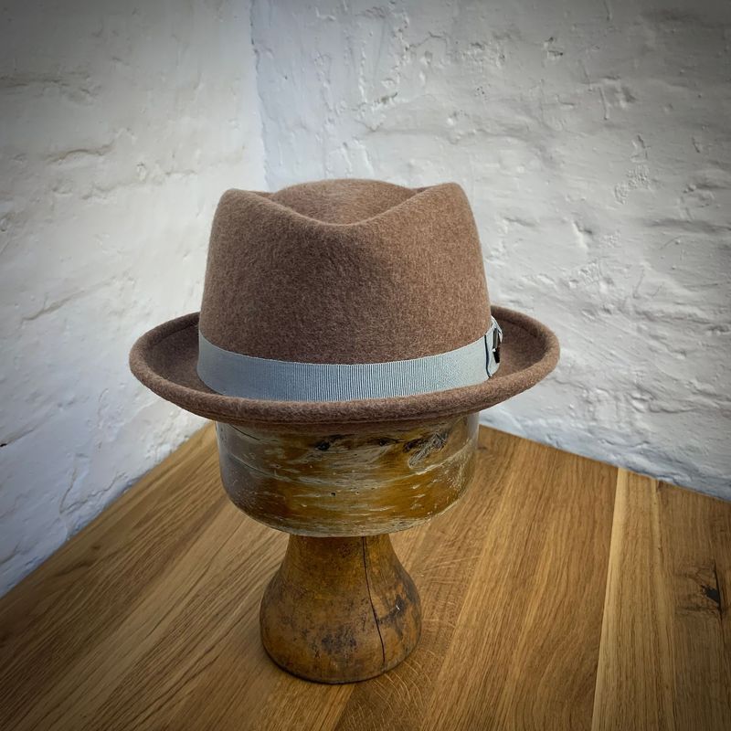 PORK PIE DIAMOND Taupe, Ripsband hellgrau