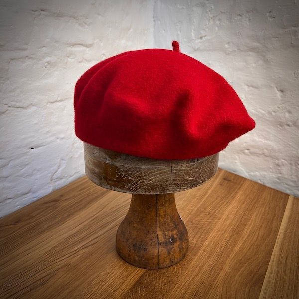 BASKE AUS SCHURWOLLE 3. Poppy Red BASKE AUS SCHURWOLLE 3. Poppy Red