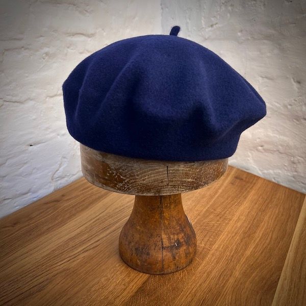 BASKE AUS SCHURWOLLE 2. Crown Blue