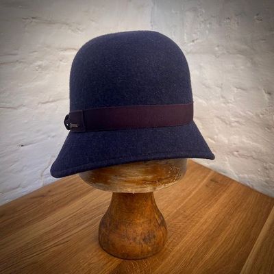 1920 GLOCKENHUT Nacht Pflaume