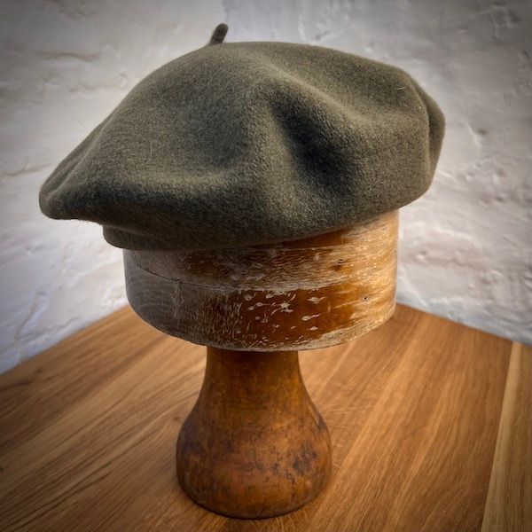 BASKE aus Schurwolle 8. Gebrannte Olive BASKE aus Schurwolle 8. Gebrannte Olive