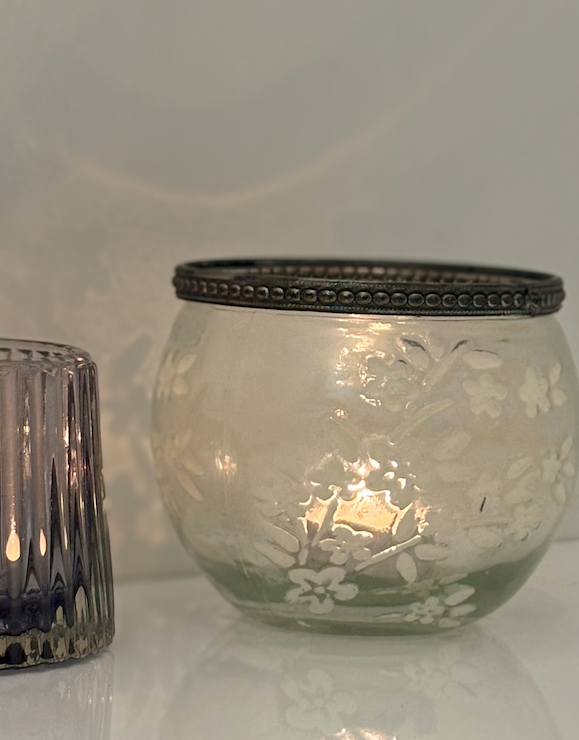 Werner Voss Windlicht , Glas mit weissen Blumen