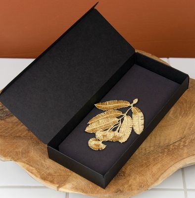 Brosche Botanopia -  Gestickte Eukalyptusblüten