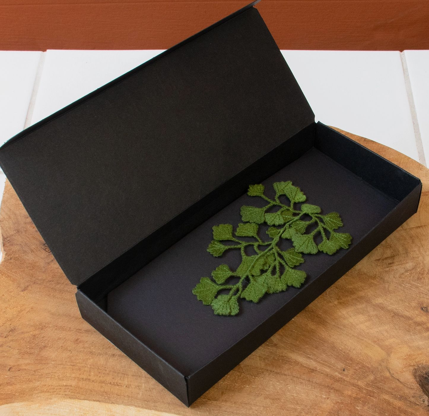 Brosche Botanopia -  Gesticktes Frauenhaarfarn