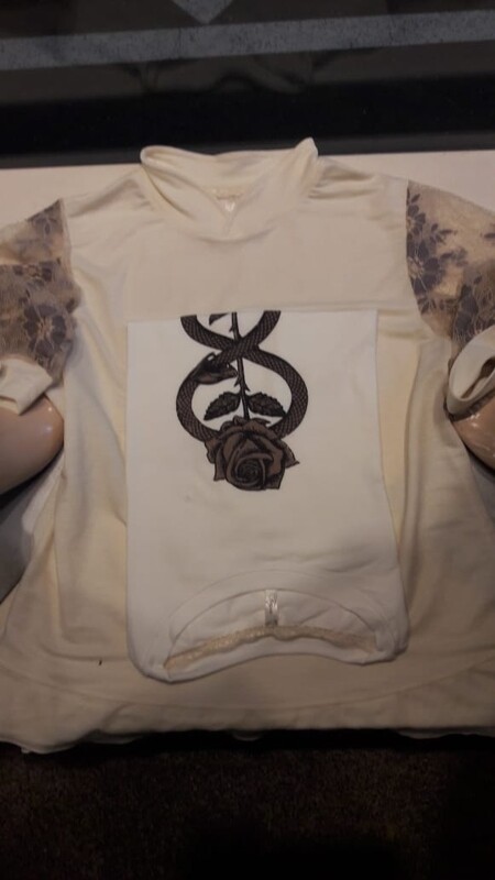 REMERA MANGA ENCAJE - REMERA DE ROSA ESTAMPADA