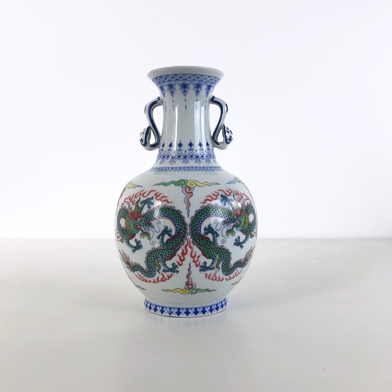 Vaso in porcellana cinese dipinto a mano