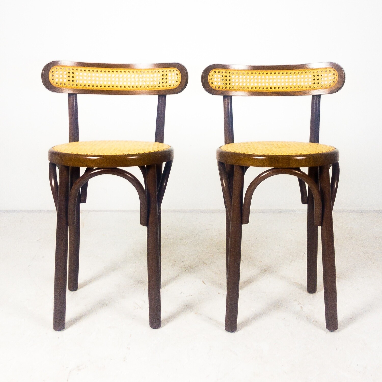 Set of two Thonet style chairs in wood and Vienna straw