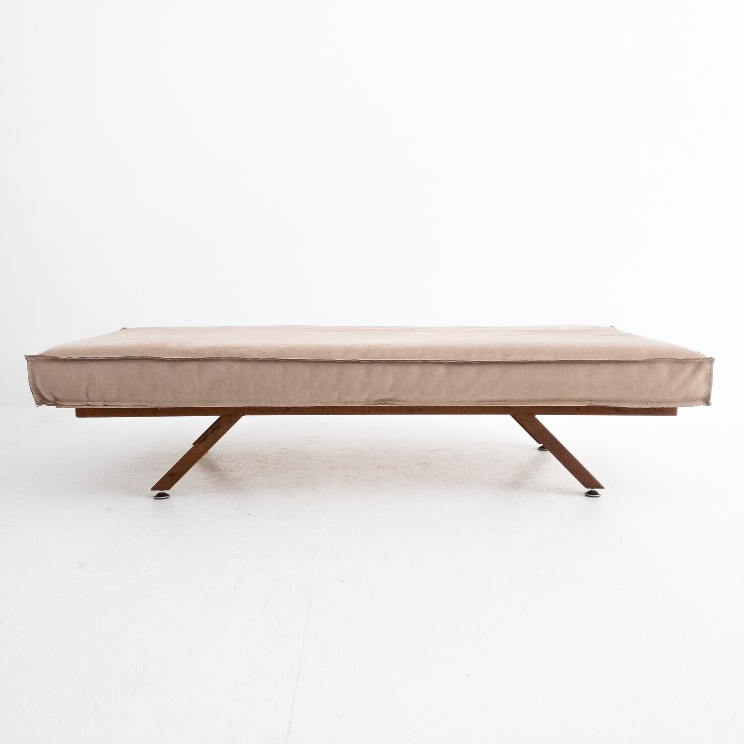 Sofa Bench in iron and dove gray fabric