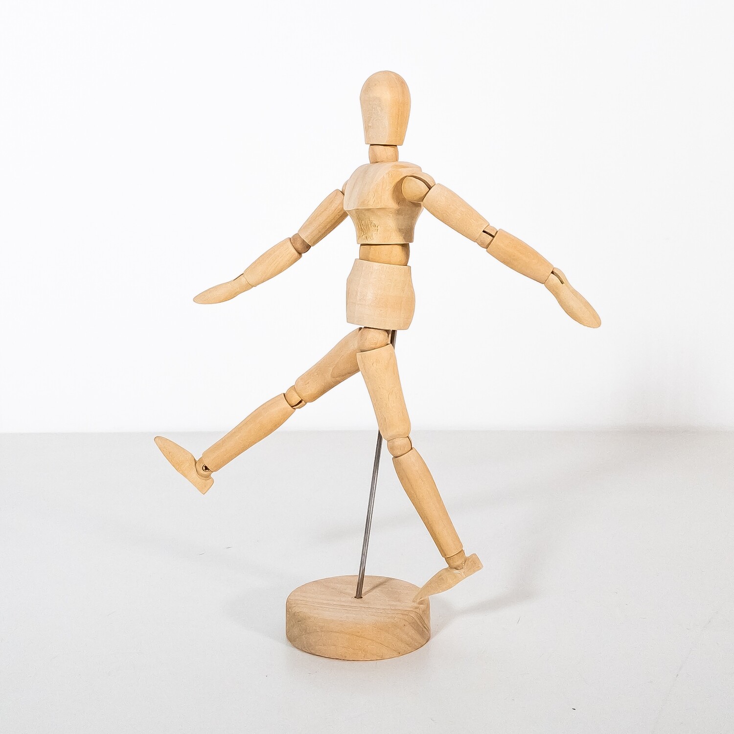 Articulated wooden drawing mannequin