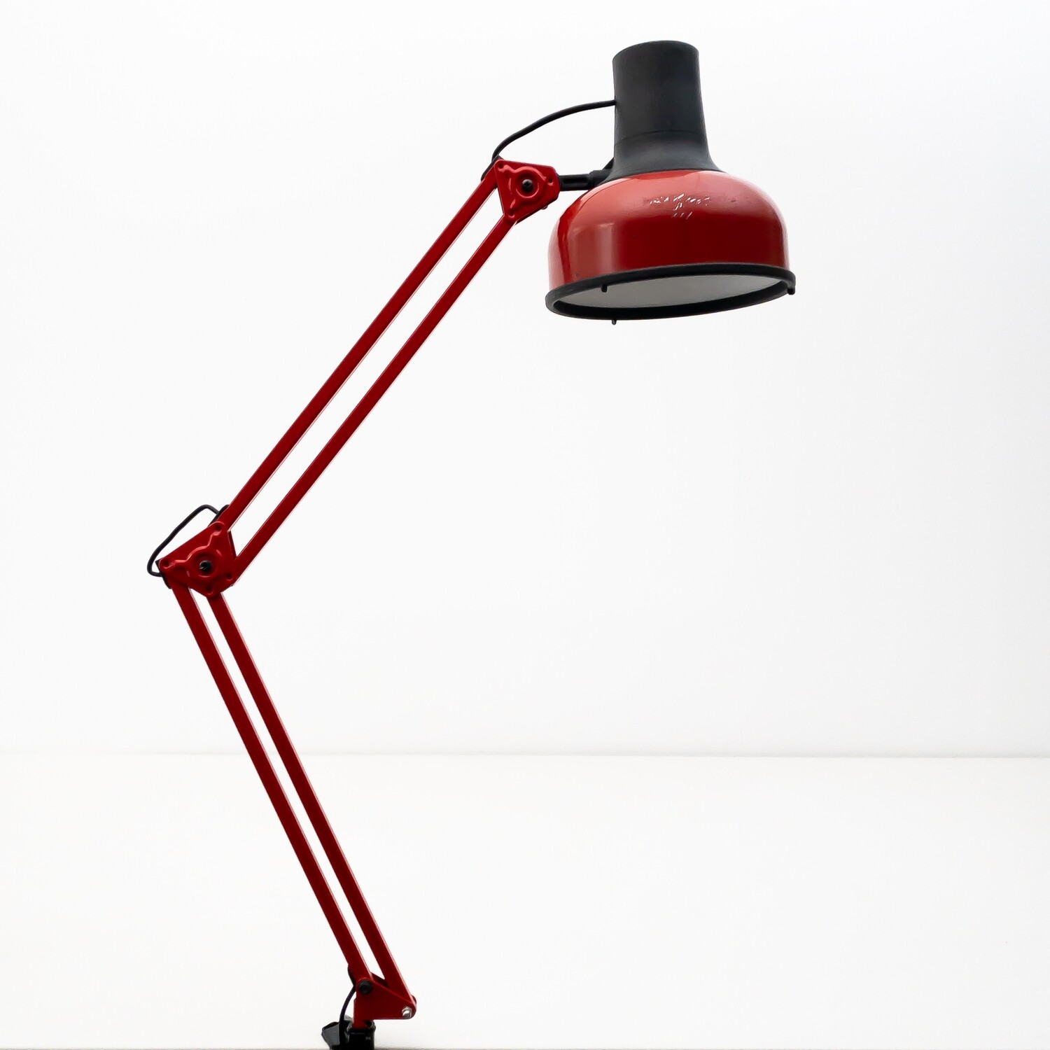 Lival P12 red pantograph table lamp