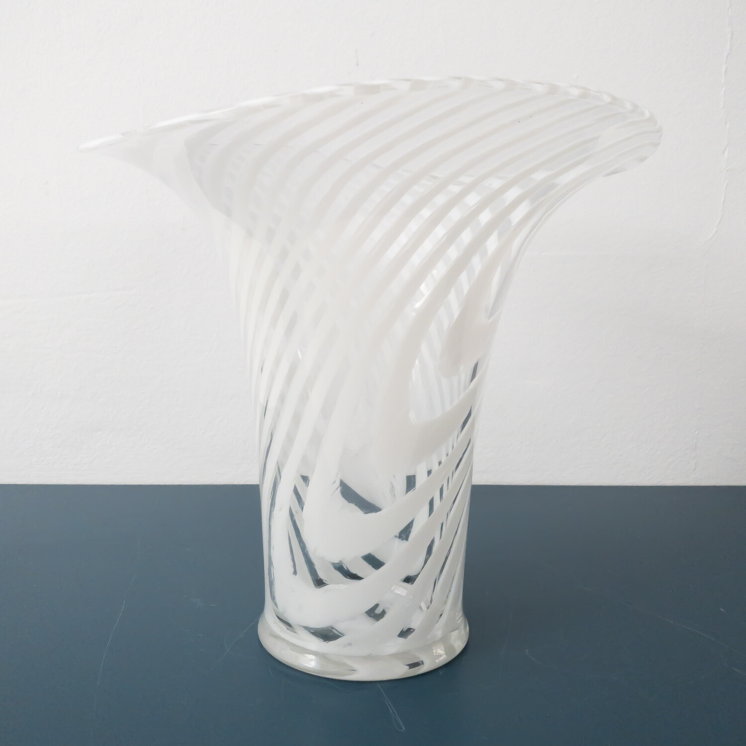 Vaso in vetro a righe bianco di Peill & Putzler, anni '70