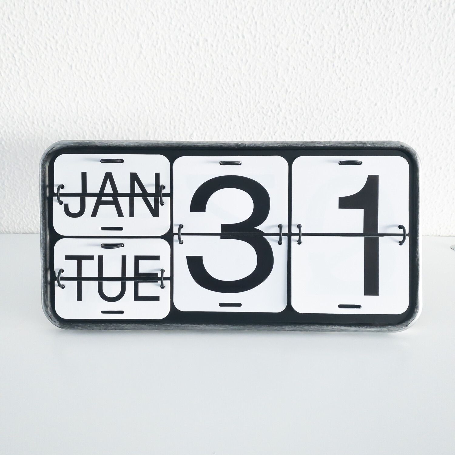 Perpetual desk calendar in metal