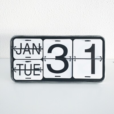 Perpetual desk calendar in metal