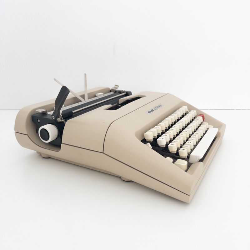 Macchina da scrivere Olivetti Lettera 35, Italia 1972