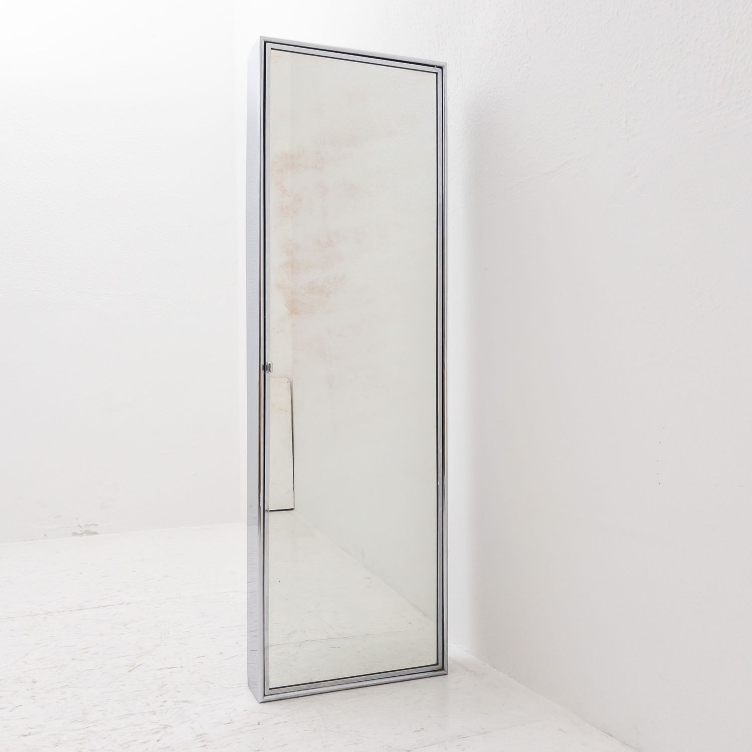 Wall-mounted bathroom cabinet, 1960s, mirrored front, chrome metal and glass shelves