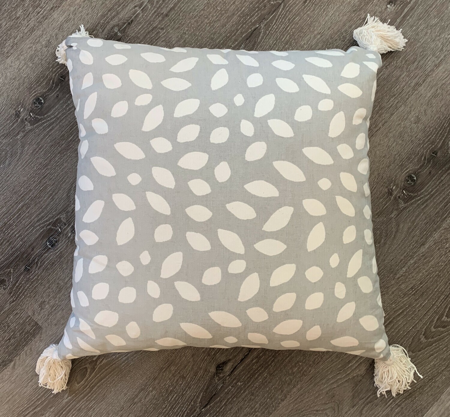 Leaf Pillow Grey 20x20