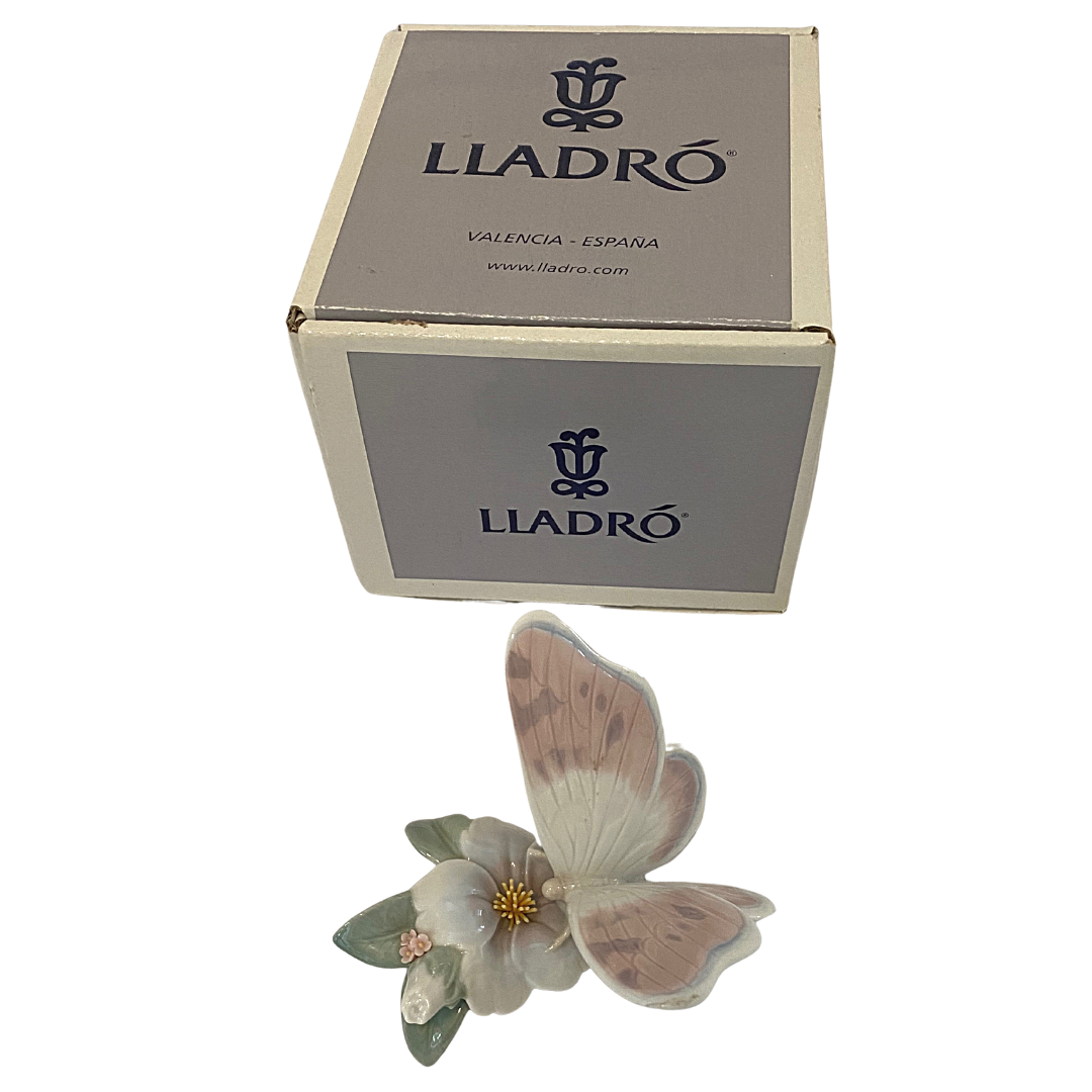 LLADRO Refreshing Pause Butterfly Vintage Figurine