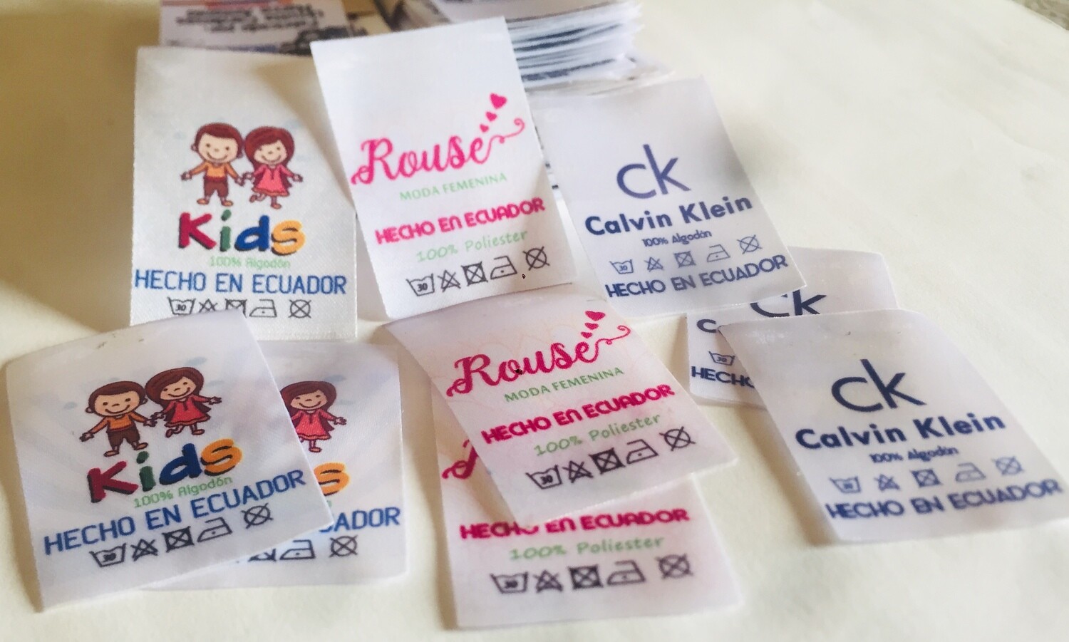 etiqueta de niño en satin