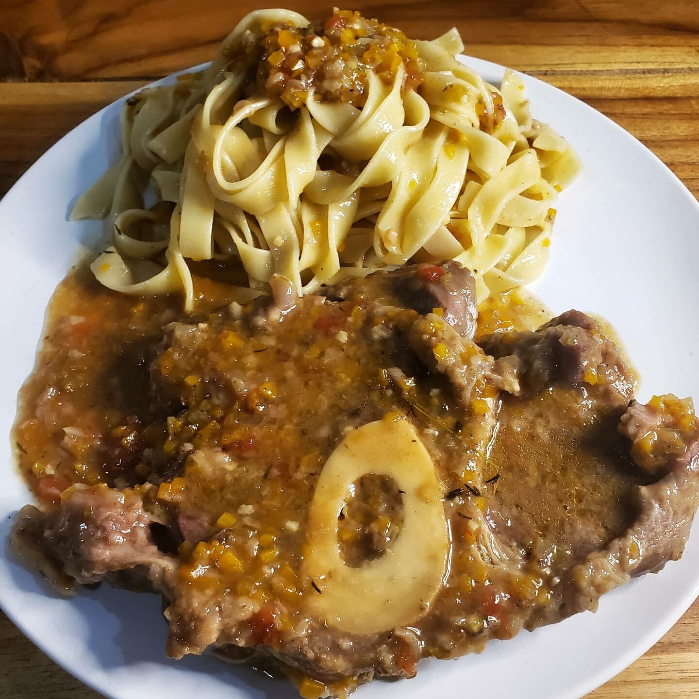 Ossobuco, braised veal shank with a vegetable and white wine sauce, over cauliflower rice and gremolata 
Gf, Lf, k Ossobuco, braised veal shank with a vegetable and white wine sauce, over cauliflower rice and gremolata 
Gf, Lf, k