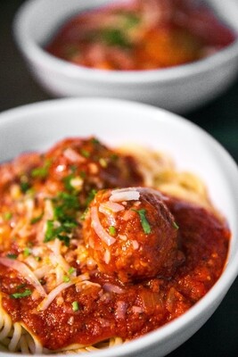 Beef, pork and cheddar cheese keto meatballs, served over roasted broccoli 
Gf, k