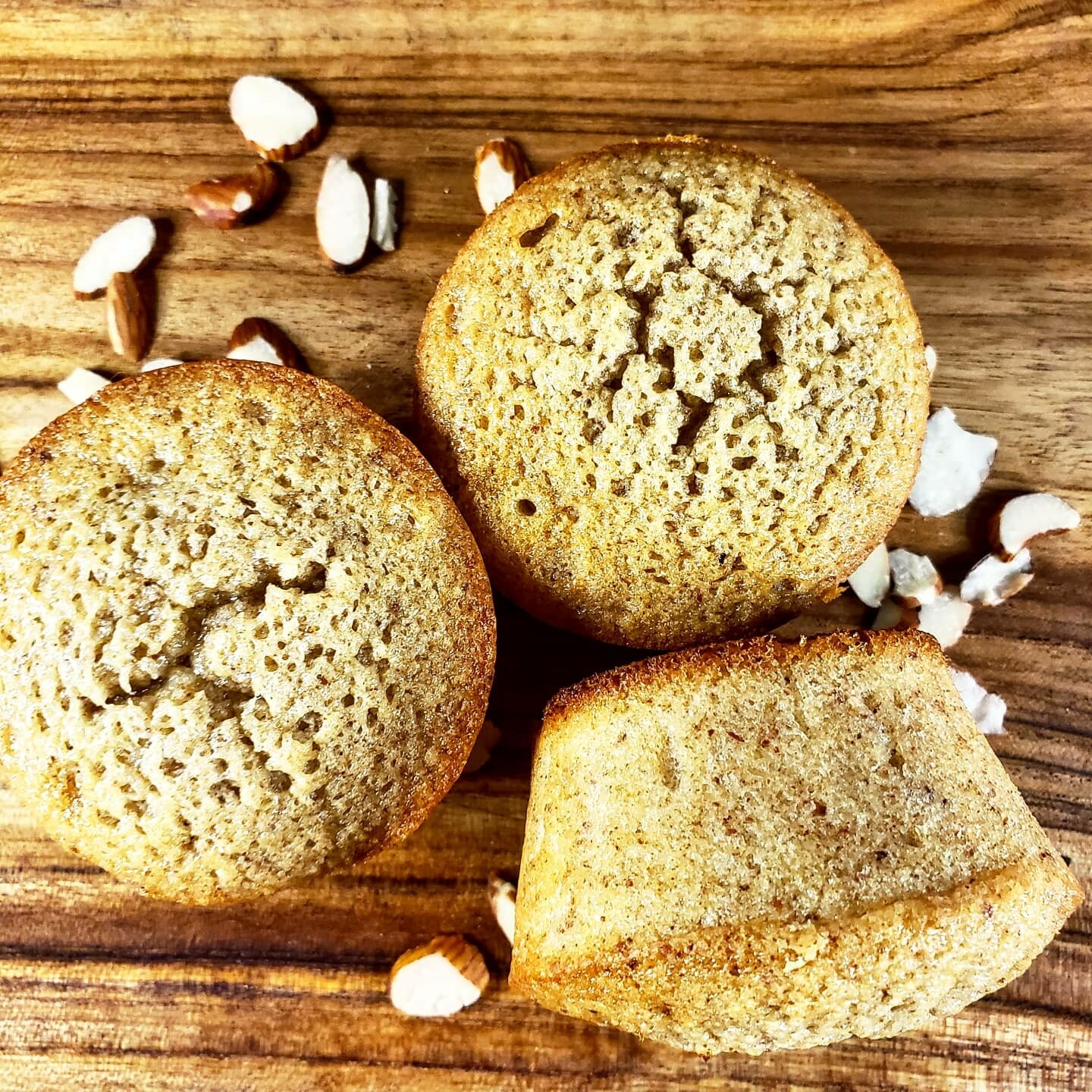 Almond financier, butter almond cake.
V