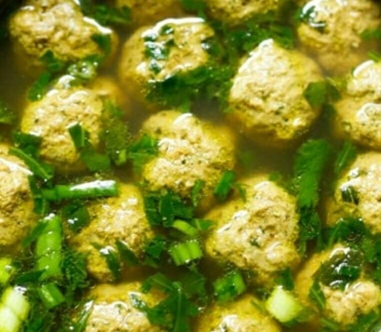 Keto Kafta soup with turmeric, spinach and lime. Arabic meatballs cook in a broth, brocolis cauliflower couscous. 
Gf, lf, k