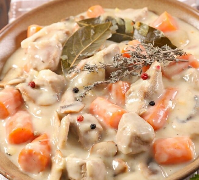 Veal in Cream Sauce (Blanquette de Veau) 
Gf, k
Creamy veal stew, cream and butter, carrots, leeks, mushrooms and white wine, Cauliflower rice.