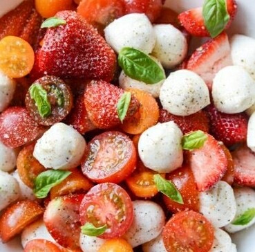 zucchinis fetuchinis, strawberry caprese salad. 
V, gf, k