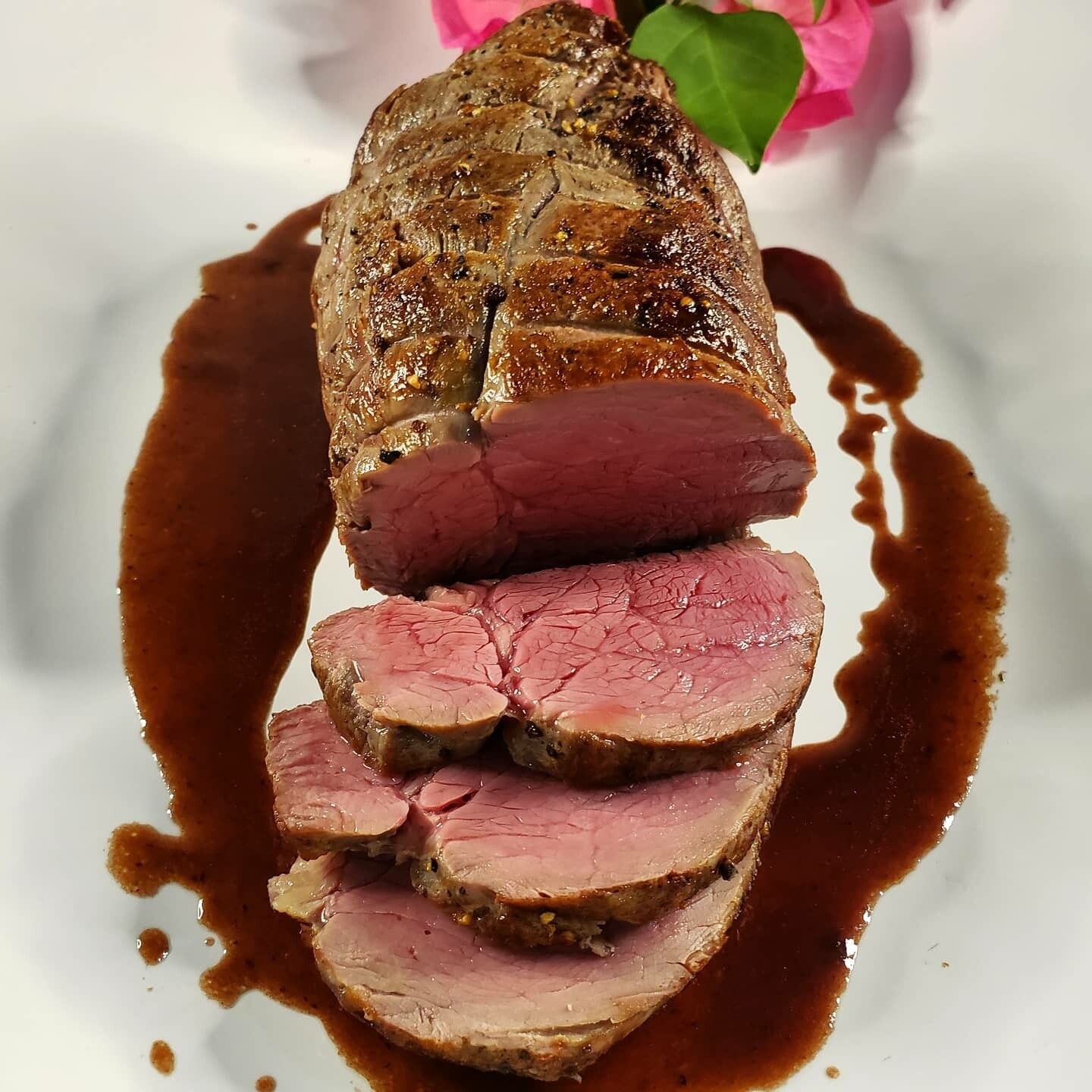 Roasted chateaubriand, 5 peppercorns sauce, hazelnuts cauliflower pure, butter sauteed mini zucchinis and patypan, roasted bone marrow. For two
Gf, k

