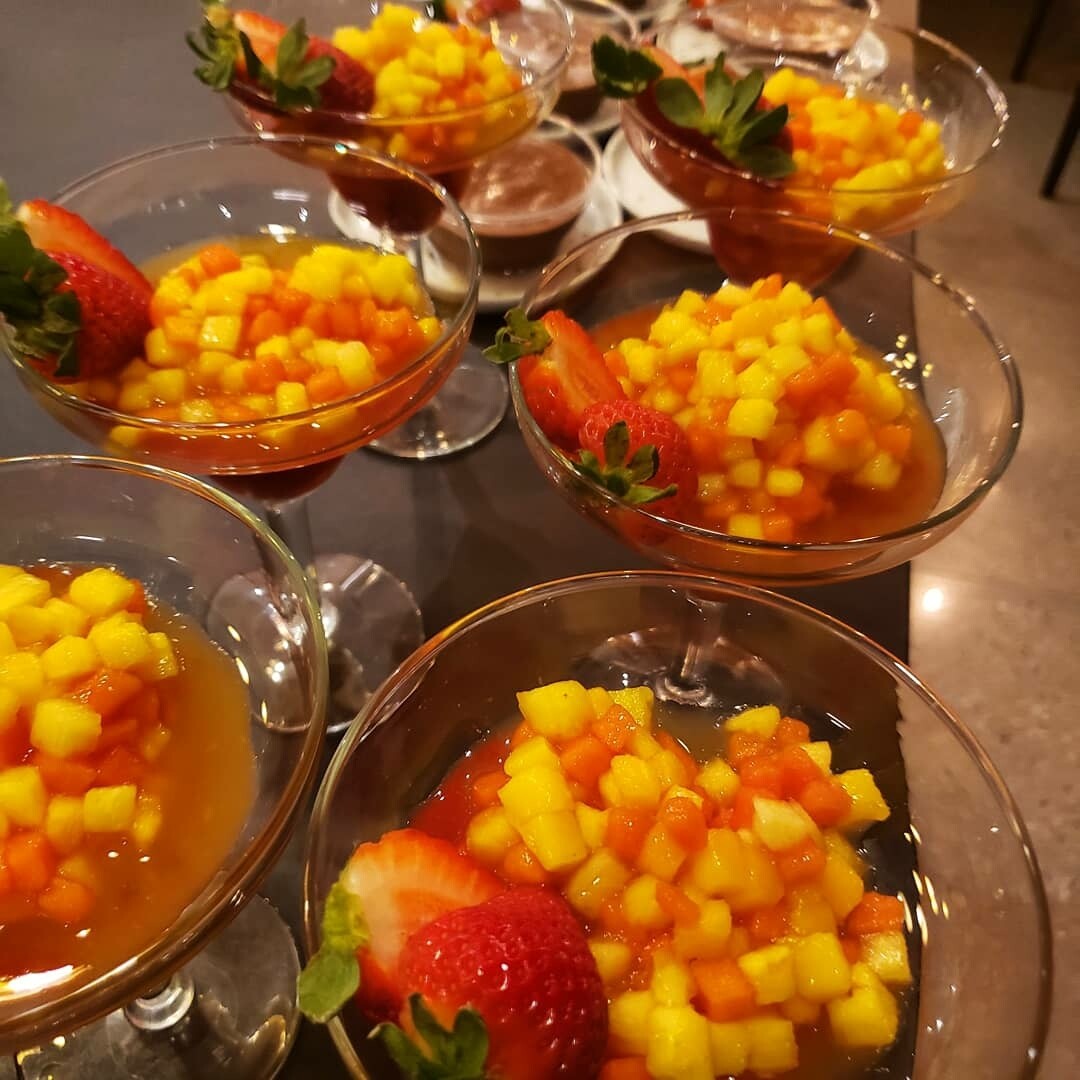 Tropical fruits salad, honey ginger and Fresh vanilla bean syrup.&nbsp;
V, vi, li, gf