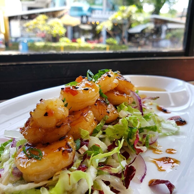 Sweet and sour shrimps, Vietnamese salad, ginger and garlic dressing. Gf, lf