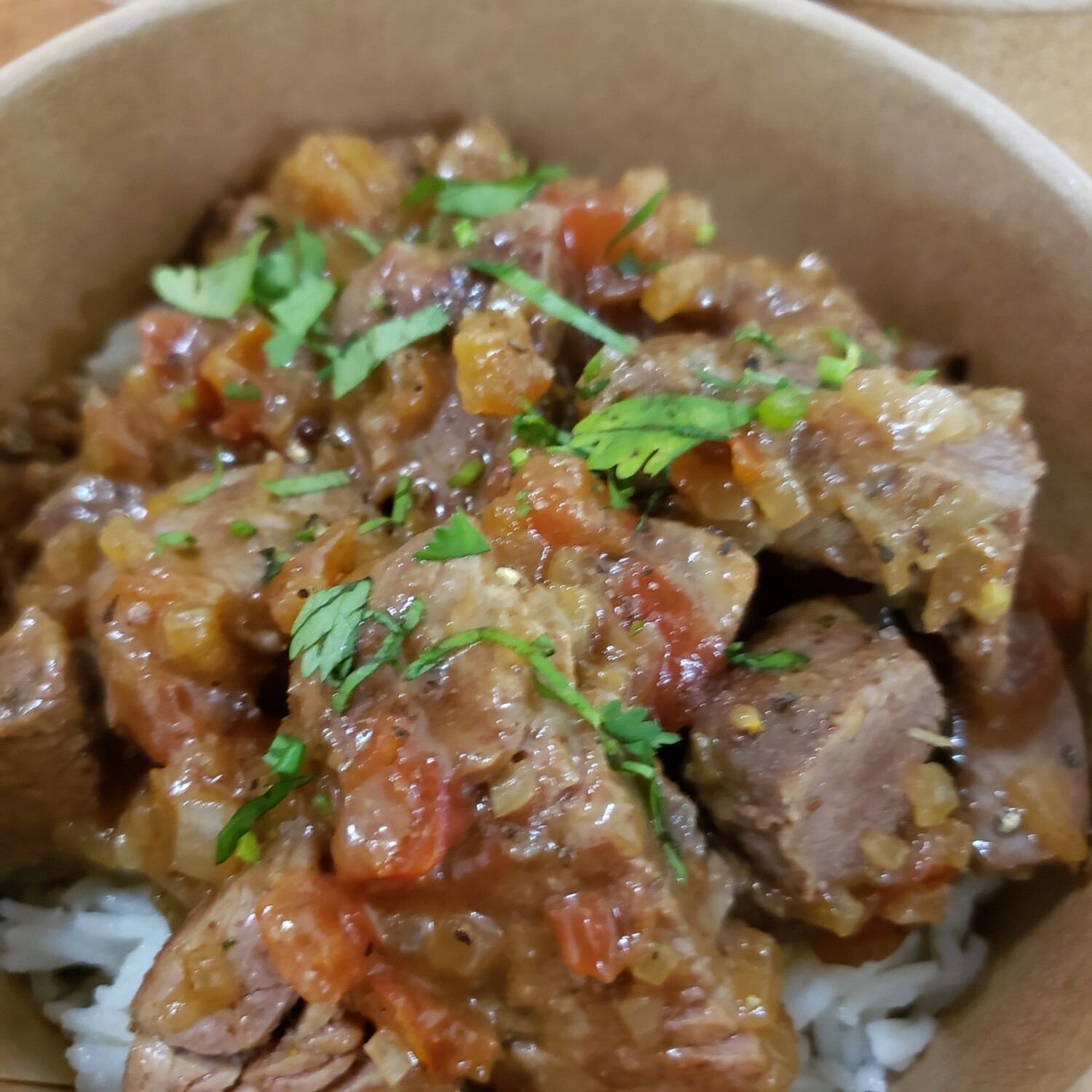 Ivorian Sokossoko,sauteed beef, tomatoes and onions, over basmati rice.
Gf, lf, k (for keto caulifloure rice)