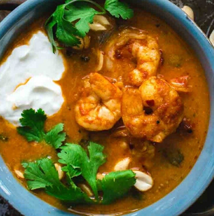 Peanut soup, with harissa shrimps side of toasted peanuts and sour cream.
Gf, k