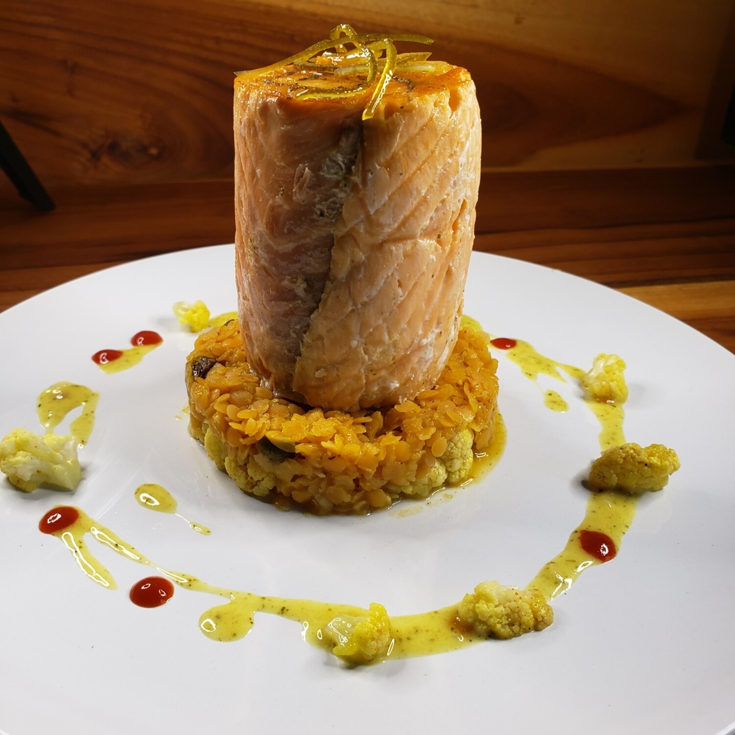 Western African moringa stuffed roasted rolled salmon filet, moringa curry cream sauce served with coral lentils and cauliflower, lemon zests, side of harissa.
Gf, k
