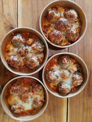 Pork, kale and mushroom meatballs gratin, butter sauteed cauliflower and brocolis.
Gf, k. 
