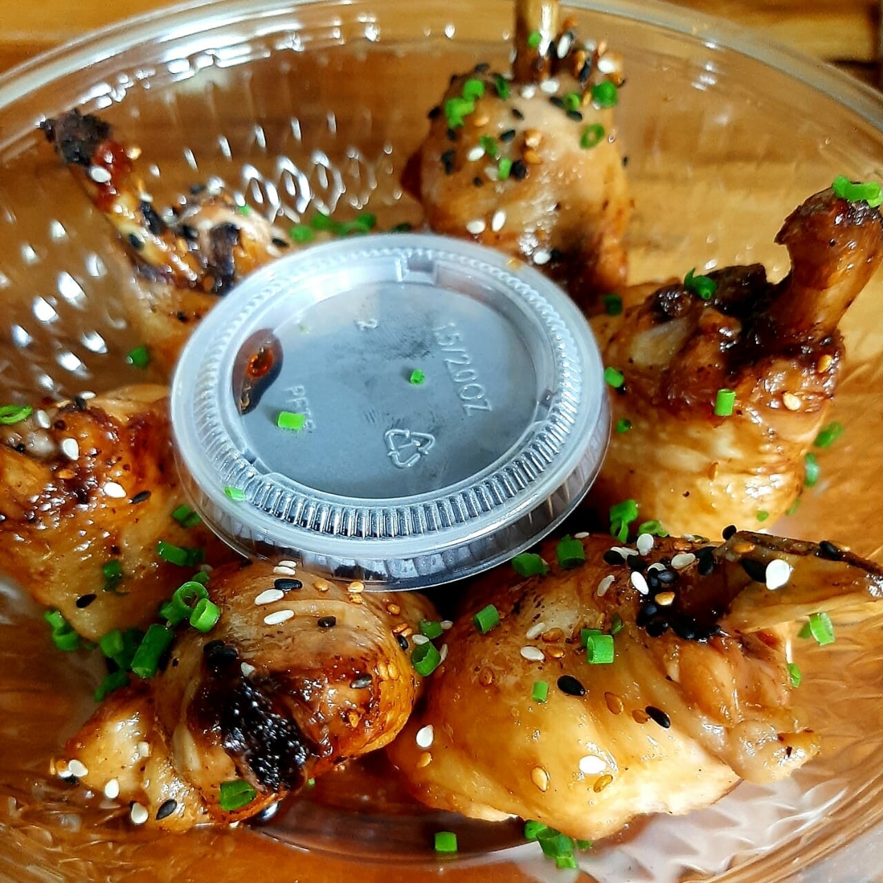 Teriaki Chicken sleeves fricassée, toped with green onions and sesame seeds. 6 pieces. Lf