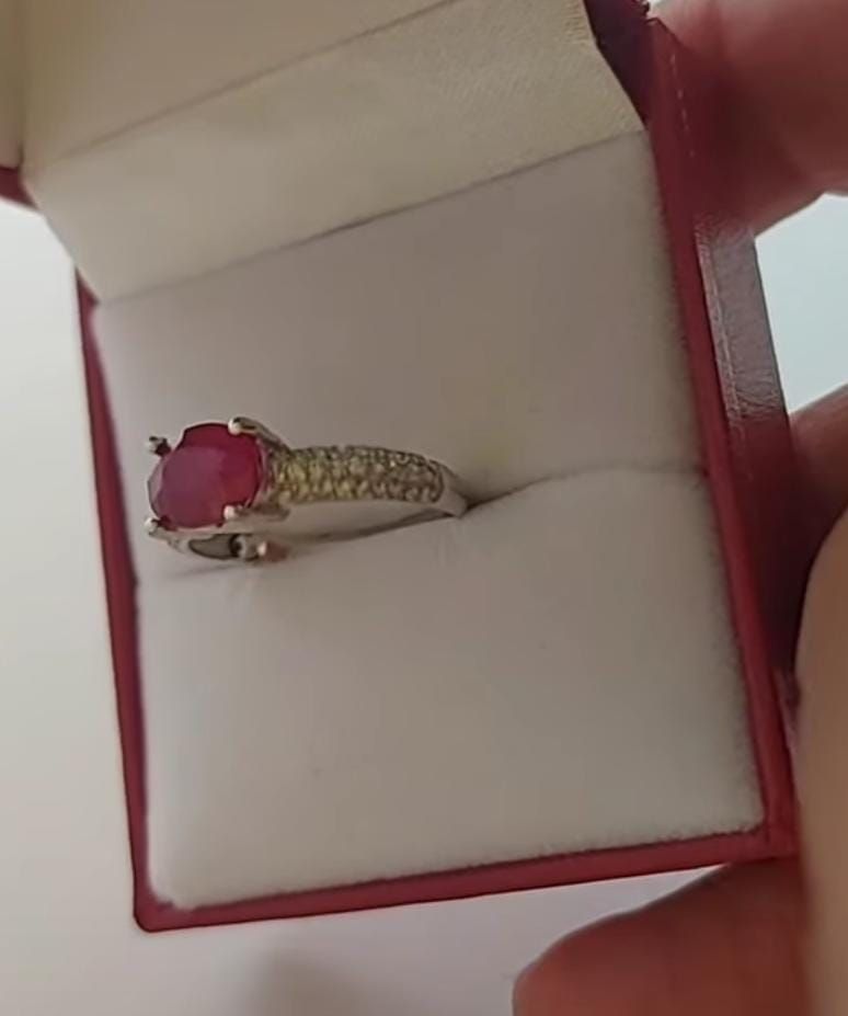 Anillo oro blanco brillantes con Rubí 1.18kt
