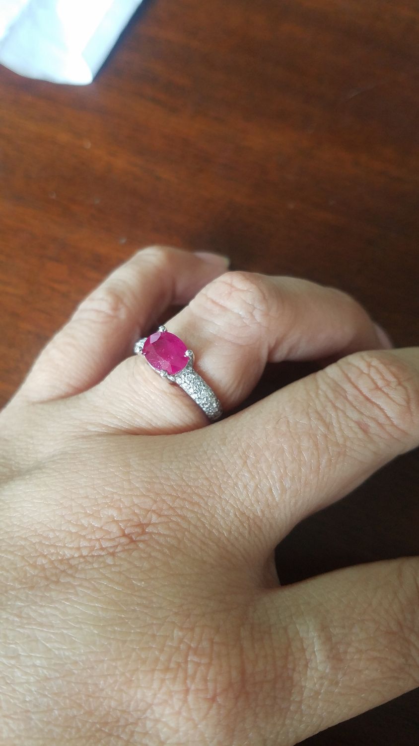 Anillo oro blanco brillantes con Rubí 1.18kt