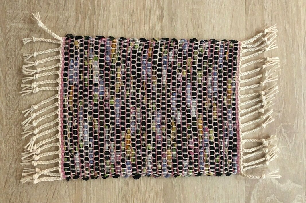 Tapis mini "Ehuna" noir/rose