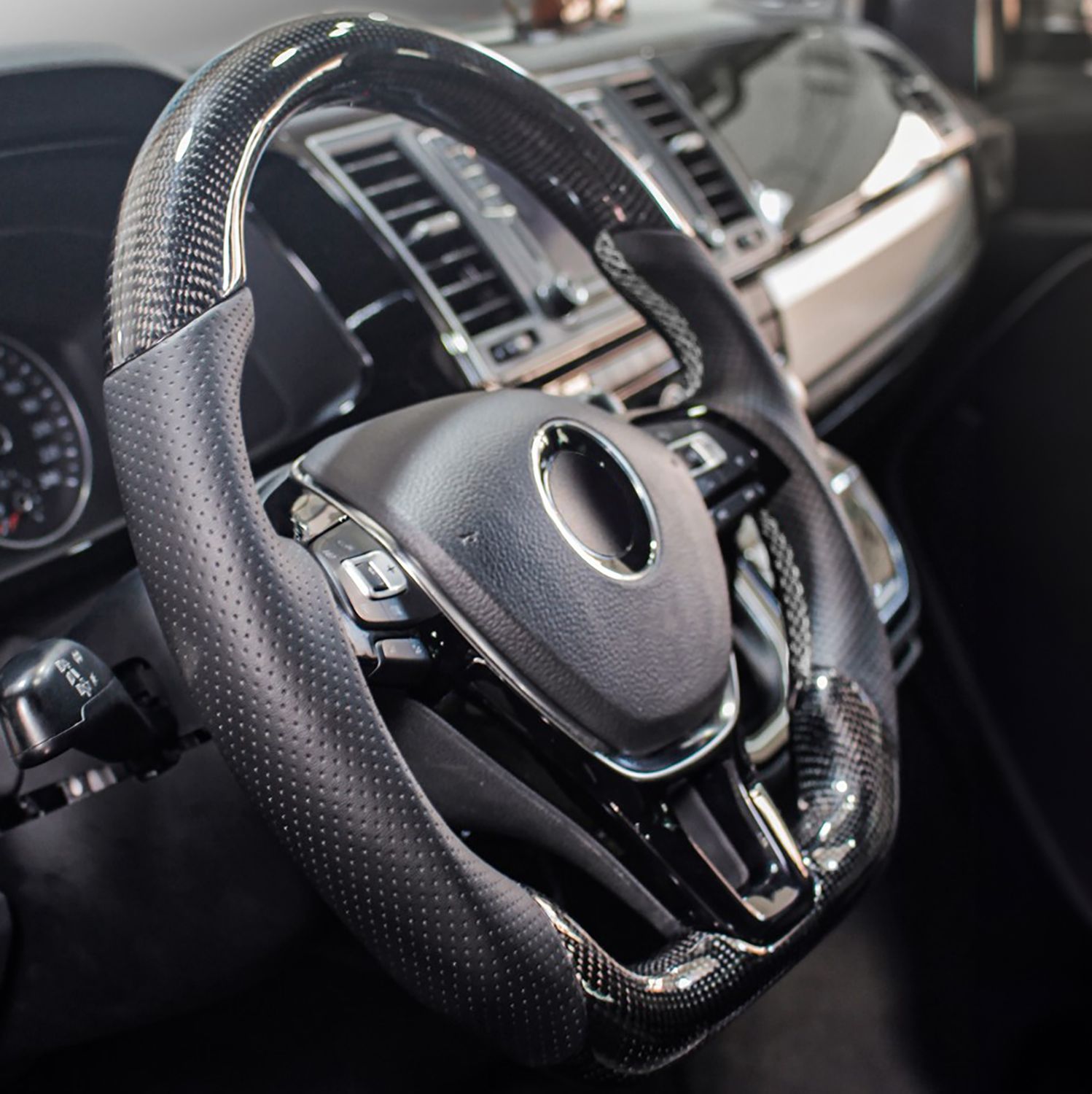 Volant sport en carbone véritable et cuir perforé pour VW T6.1 sans palettes de changement de vitesse