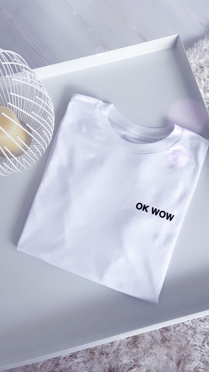 Shirt in  weiß  mit  "OK WOW"