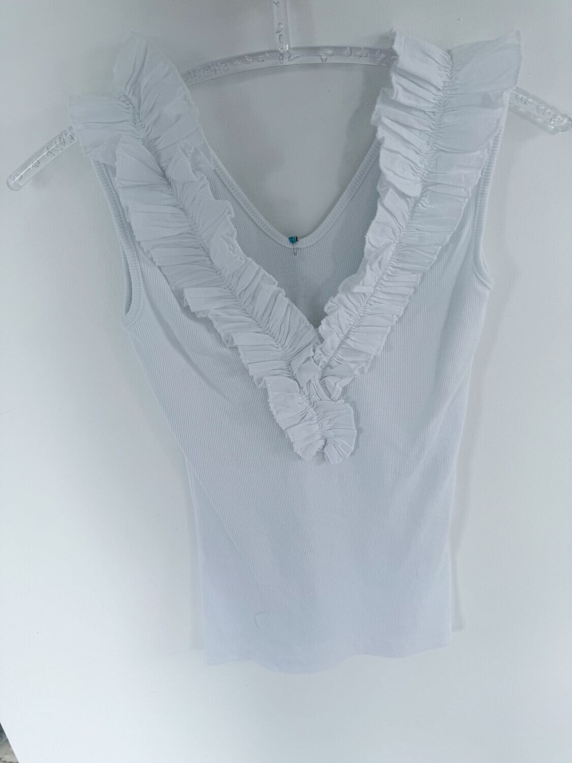 Stylisches Top mit Rüschen in weiß