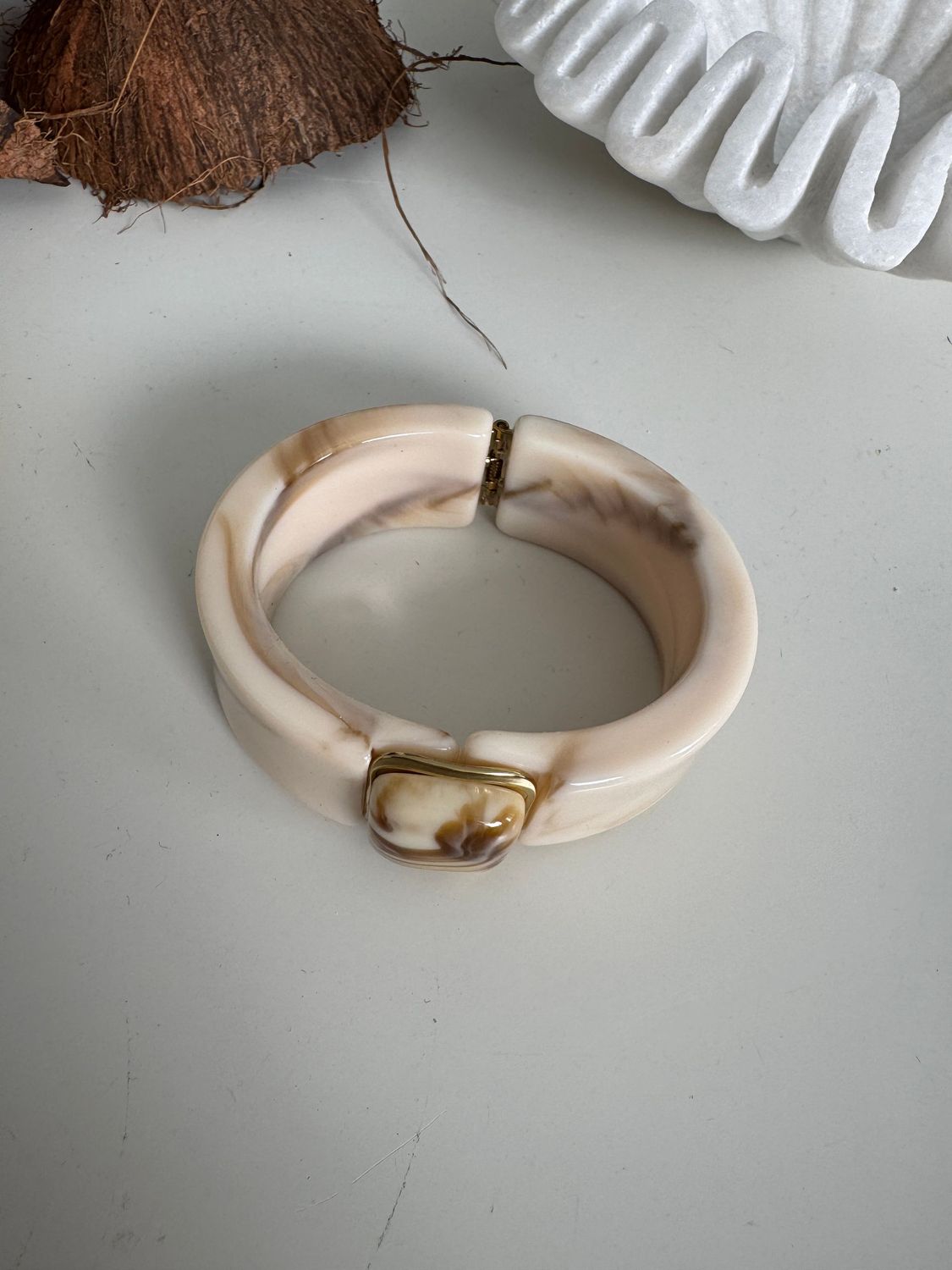 Elastisches Armspange aus Acryl beige