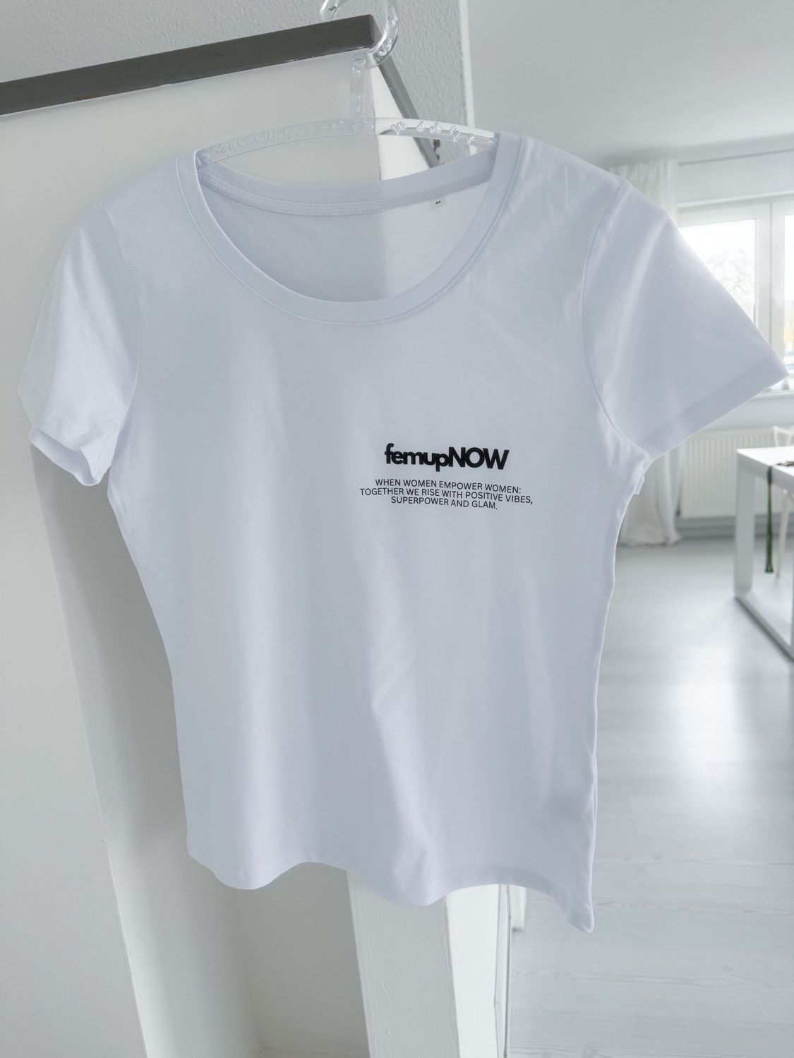 Shirt in weiß mit Shirt in weiß mit "femupNOW" weiß