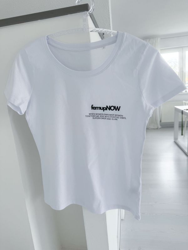 Shirt in  weiß  mit  "femupNOW" weiß