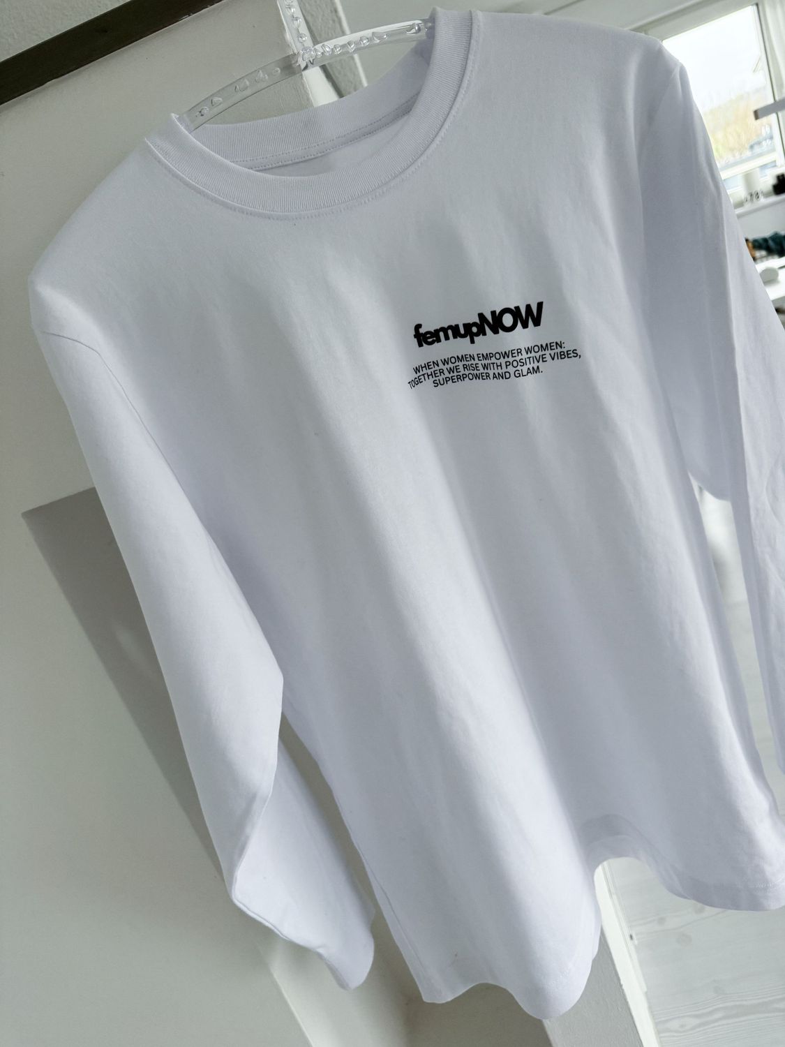 Shirt in  weiß  mit  "femupNOW" langarm