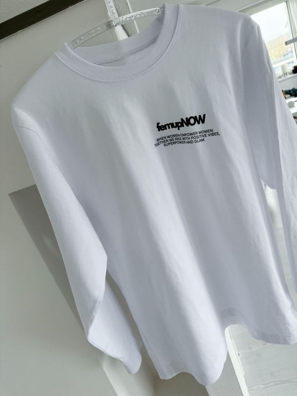Shirt in  weiß  mit  "femupNOW" langarm