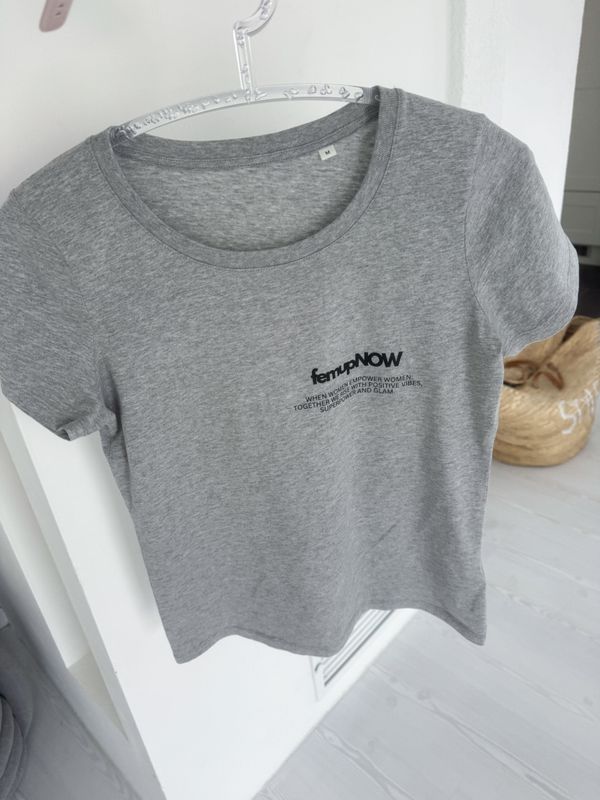 Shirt in  weiß  mit  "femupNOW" grau